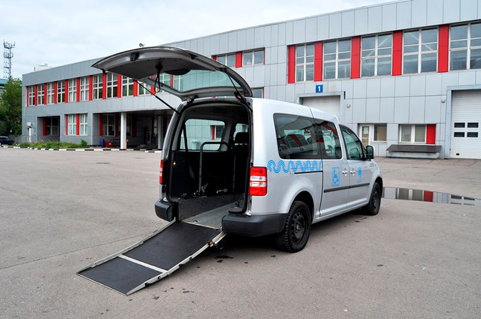 Леонов предложил властям Москвы субсидировать такси для инвалидов