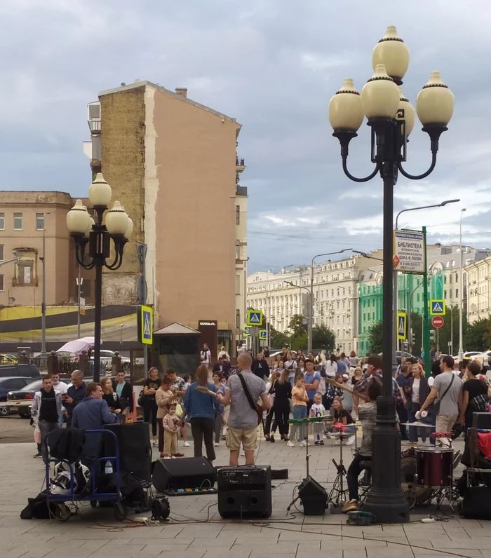 Питер? Нет, Арбат. Одно место в огромном городе дышит по-прежнему свободой. В Питере весь центр такой. Может люди разные? #арбат #москва - Моё, Старый Арбат, Москва, Уличные музыканты