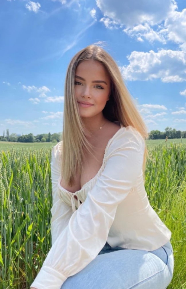 girl in the wheat field - Girls, The photo