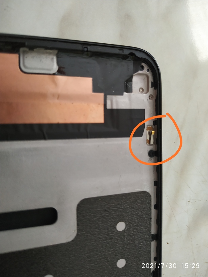 Всем привет! Для чего эти зажимы нужны под дисплеем?Спасибо за ответы ...