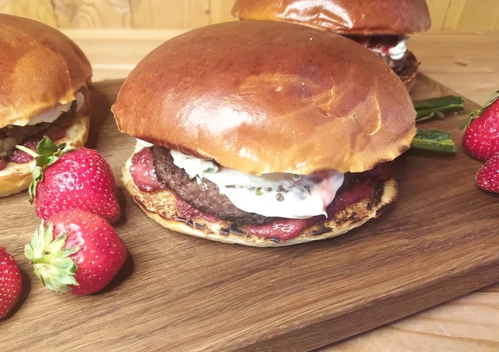 Burgers with strawberries and cream cheese - My, Yummy, Strawberry (plant), Recipe, Burger, Cream cheese, Bacon, Beef, Jalapeno, Longpost