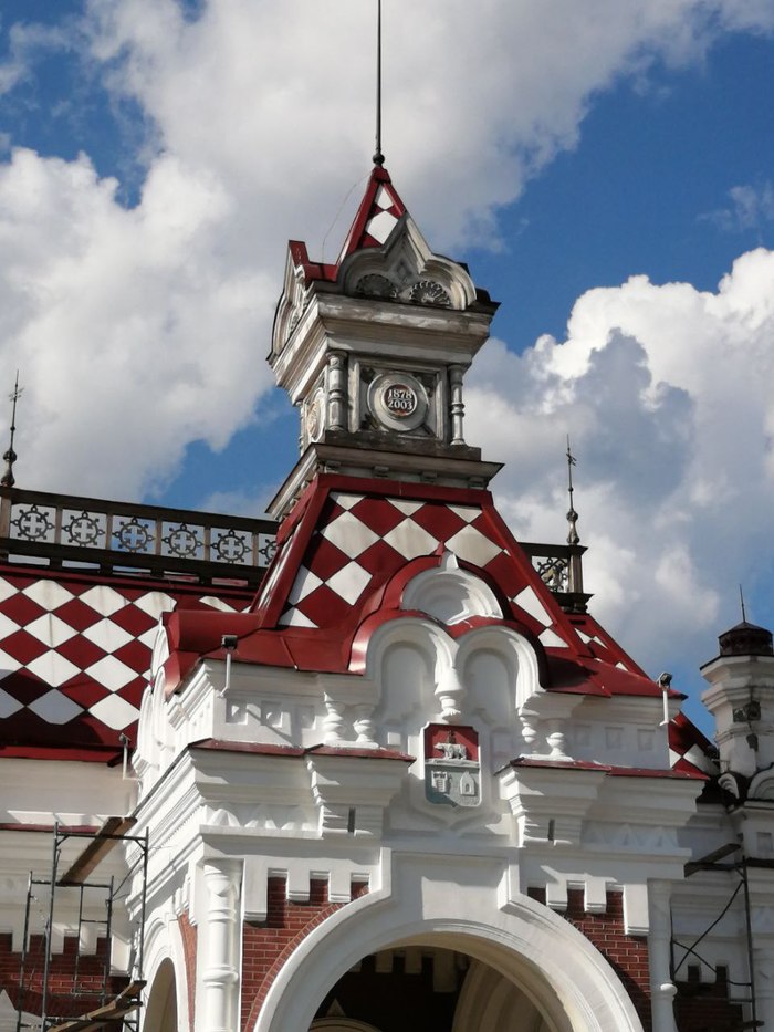 братья цыгановы уралмаш биография. 1627993665113582630. братья цыгановы уралмаш биография фото. братья цыгановы уралмаш биография-1627993665113582630. картинка братья цыгановы уралмаш биография. картинка 1627993665113582630. В конце 80-х годов правоохранительные органы Свердловска (после 1991 г. – Екатеринбург) зафиксировали деятельность неизвестной ранее преступной группы. "Генеалогия" ОПГ стала известна позже: ее костяк составили выходцы из Орджоникидзевского района, где был расположен завод "Уралмаш". Многих из них связывали учеба в школе, соседство или родственные узы, а объединяющей силой "уралмашевских" стали родные братья Григорий и Константин Цыгановы (их ОПГ впоследствии не раз сравнивали с сицилийскими мафиозными "семьями"). Появление новой криминальной структуры, быстро набирающей силу, вызвало резкую реакцию со стороны другой преступной группы. братья цыгановы уралмаш биография. 1627993665113582630. братья цыгановы уралмаш биография фото. братья цыгановы уралмаш биография-1627993665113582630. картинка братья цыгановы уралмаш биография. картинка 1627993665113582630. В конце 80-х годов правоохранительные органы Свердловска (после 1991 г. – Екатеринбург) зафиксировали деятельность неизвестной ранее преступной группы. "Генеалогия" ОПГ стала известна позже: ее костяк составили выходцы из Орджоникидзевского района, где был расположен завод "Уралмаш". Многих из них связывали учеба в школе, соседство или родственные узы, а объединяющей силой "уралмашевских" стали родные братья Григорий и Константин Цыгановы (их ОПГ впоследствии не раз сравнивали с сицилийскими мафиозными "семьями"). Появление новой криминальной структуры, быстро набирающей силу, вызвало резкую реакцию со стороны другой преступной группы.