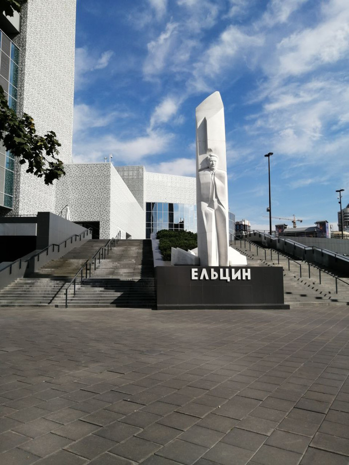 братья цыгановы уралмаш биография. 1627997436171141470. братья цыгановы уралмаш биография фото. братья цыгановы уралмаш биография-1627997436171141470. картинка братья цыгановы уралмаш биография. картинка 1627997436171141470. В конце 80-х годов правоохранительные органы Свердловска (после 1991 г. – Екатеринбург) зафиксировали деятельность неизвестной ранее преступной группы. "Генеалогия" ОПГ стала известна позже: ее костяк составили выходцы из Орджоникидзевского района, где был расположен завод "Уралмаш". Многих из них связывали учеба в школе, соседство или родственные узы, а объединяющей силой "уралмашевских" стали родные братья Григорий и Константин Цыгановы (их ОПГ впоследствии не раз сравнивали с сицилийскими мафиозными "семьями"). Появление новой криминальной структуры, быстро набирающей силу, вызвало резкую реакцию со стороны другой преступной группы. братья цыгановы уралмаш биография. 1627997436171141470. братья цыгановы уралмаш биография фото. братья цыгановы уралмаш биография-1627997436171141470. картинка братья цыгановы уралмаш биография. картинка 1627997436171141470. В конце 80-х годов правоохранительные органы Свердловска (после 1991 г. – Екатеринбург) зафиксировали деятельность неизвестной ранее преступной группы. "Генеалогия" ОПГ стала известна позже: ее костяк составили выходцы из Орджоникидзевского района, где был расположен завод "Уралмаш". Многих из них связывали учеба в школе, соседство или родственные узы, а объединяющей силой "уралмашевских" стали родные братья Григорий и Константин Цыгановы (их ОПГ впоследствии не раз сравнивали с сицилийскими мафиозными "семьями"). Появление новой криминальной структуры, быстро набирающей силу, вызвало резкую реакцию со стороны другой преступной группы.