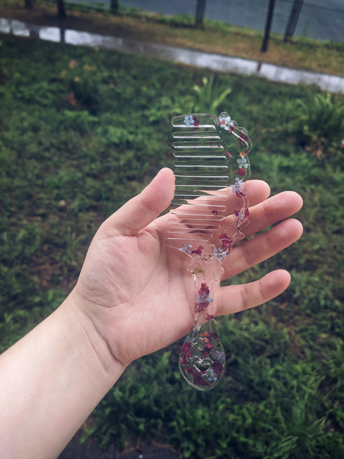 Гребешок с сухоцветами из эпоксидки