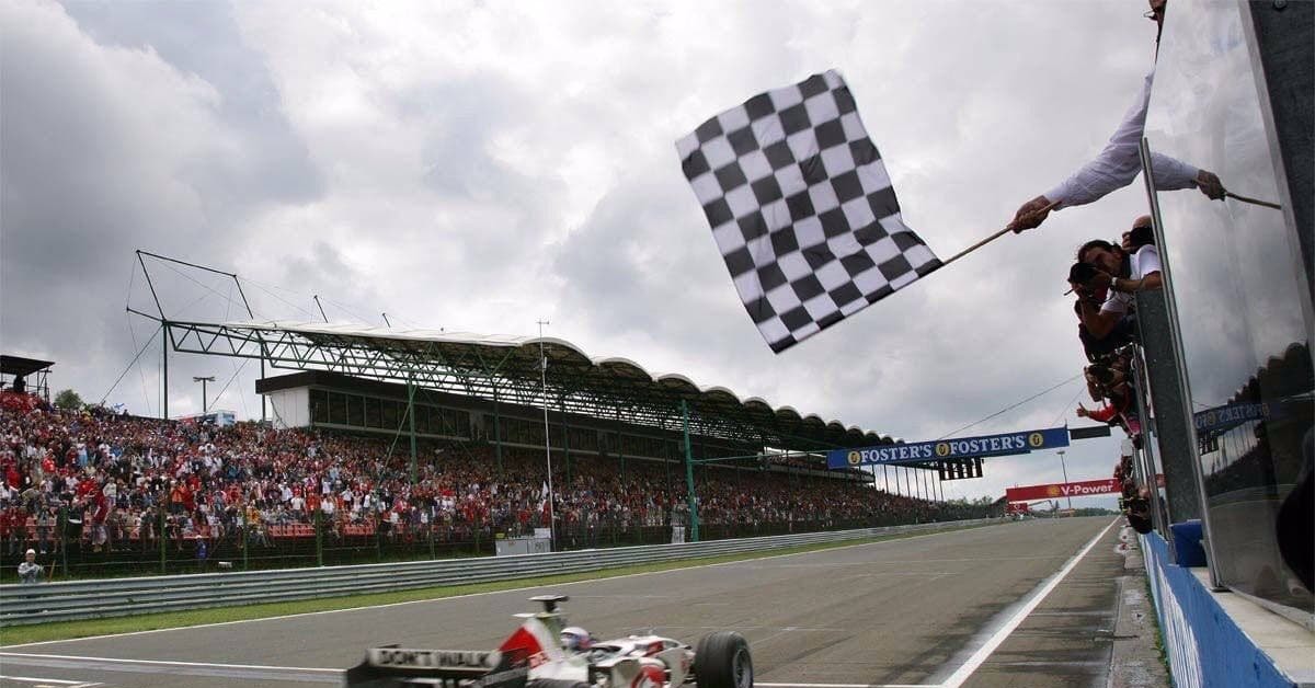 Гонки начинаются. Гран при Венгрии 2006. Финиш ф1. Трасса f1 финиш. Формула 1 Монца финиш.