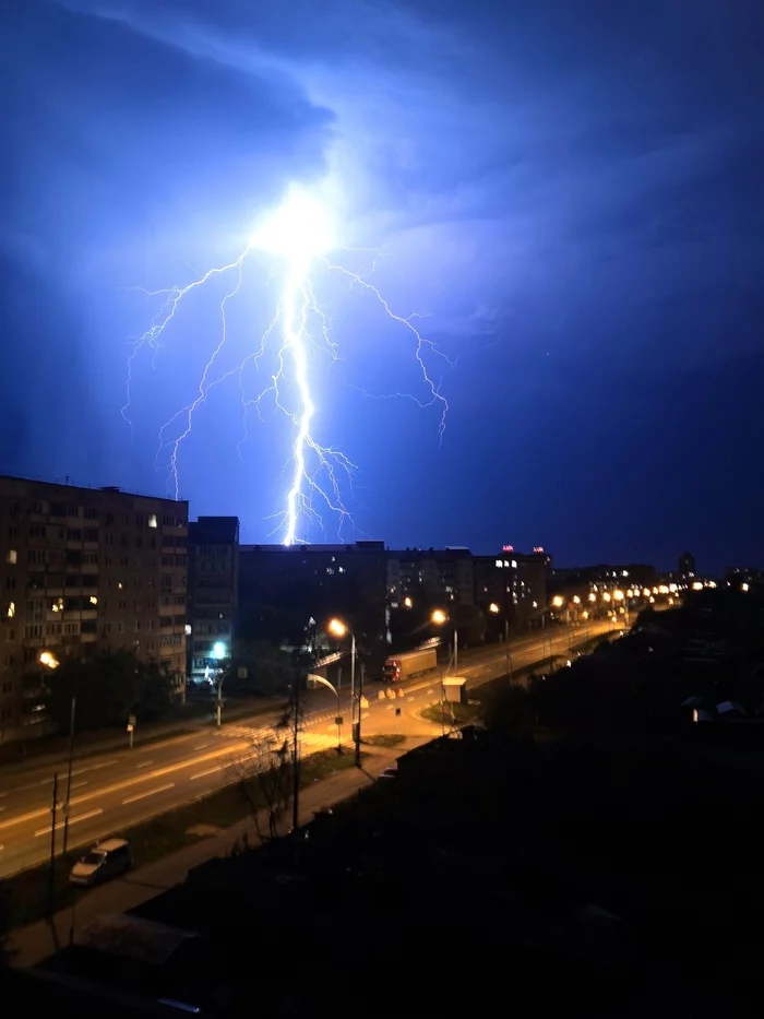 Thunder rumbles - My, Thunderstorm, Lightning, Sky, View from the window, Tyumen, Honor 10, Longpost