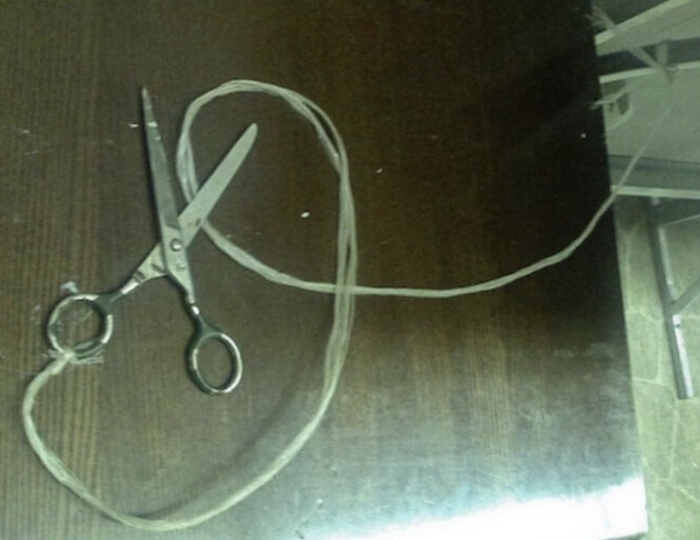 Ножницы на верёвочке на почте