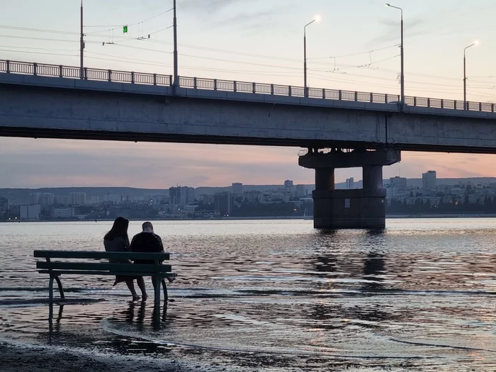 Любуются на Саратов вдали - Моё, Саратов, Мост, Закат, Река Волга, Мобильная фотография, Длиннопост