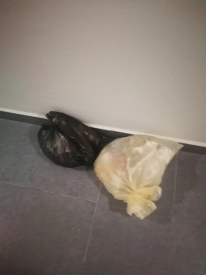 Cleaning up after pigs is the norm! - My, Garbage, Neighbours, Disgusting, Entrance, Negative