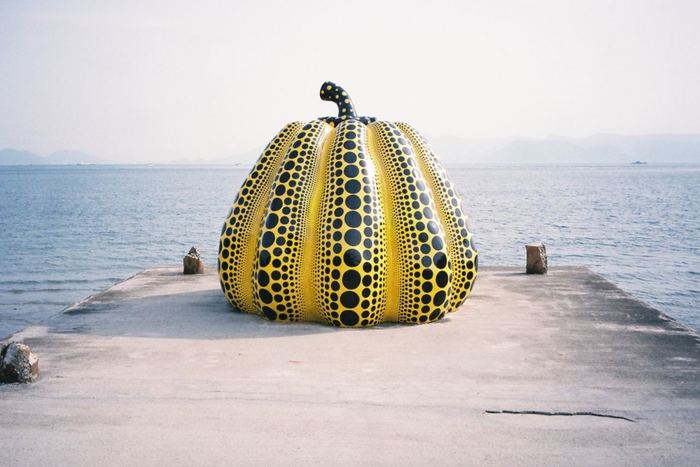 A typhoon washed away one of Japan's main art objects, Yayoi Kusama's pumpkin, into the sea. - My, Japan, , Modern Art, Video