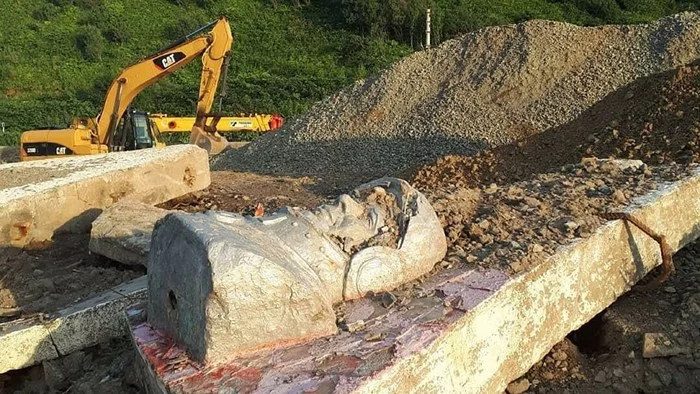 Жители Сахалина нашли памятник Гагарину среди мусора - Риа Новости, Памятник, Новости, Юрий Гагарин, Невельск, Повтор, Текст, Негатив