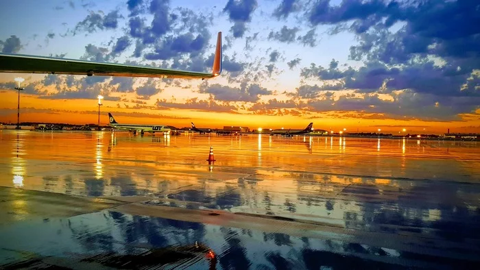 Sheremetyevo, sunset after the rain - My, Rain, Sunset, The airport, Airplane, The photo