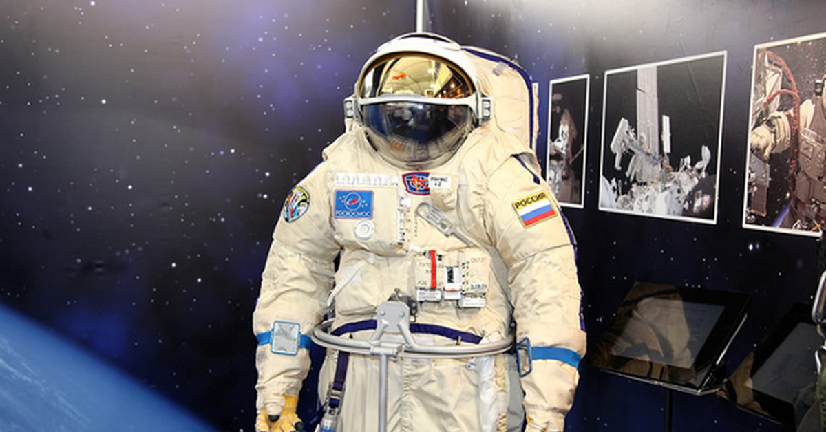 Можно ли есть в скафандре. Скафандр Орлан. Орлан костюм Космонавта. Скафандр Космонавта Орлан. Скафандр Космонавта Орлан МКС.