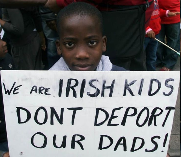 Мы - ирландские дети, не депортируйте наших отцов Ирландия, Дети, Африканцы, Мигранты, Депортация, Негры, Негатив