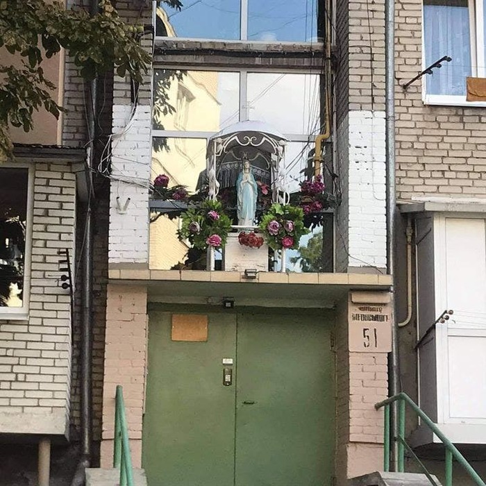 В этом подъезде живут святые люди