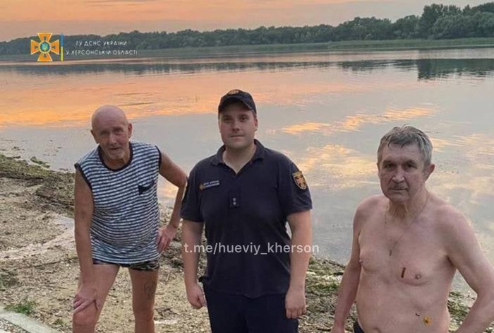 Новокаховские спасатели спасли на воде двух мужчин