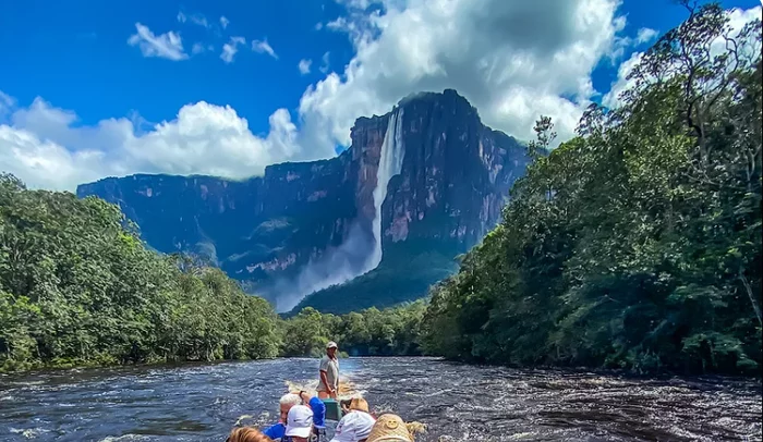 Чтобы увидеть самый высокий водопад в мире, нужно идти 10 часов на лодке среди джунглей Путешествия, Водопад, Венесуэла, Анхель, Яндекс Дзен, Длиннопост Чтобы увидеть самый высокий водопад в мире, нужно идти 10 часов на лодке среди джунглей Путешествия, Водопад, Венесуэла, Анхель, Яндекс Дзен, Длиннопост