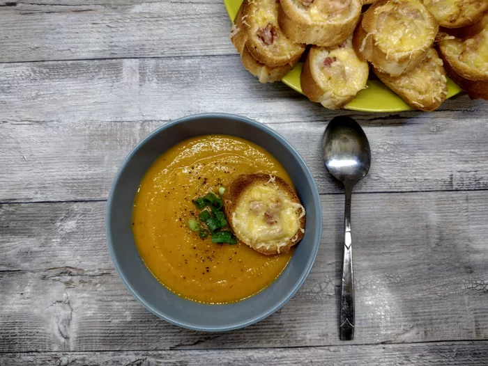 Pumpkin soup with bacon and cheese croutons: autumn is coming - My, Recipe, Pumpkin, Soup, Bacon, Toast, Longpost, Pumpkin soup