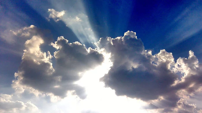 Did you know that divergent rays from the sun and clouds are a perspective effect? - Light, Perspective, Beams, The photo