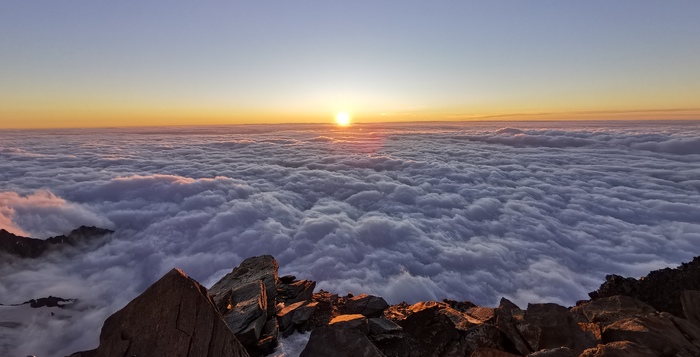 На небе только и разговоров, что о море и о закате