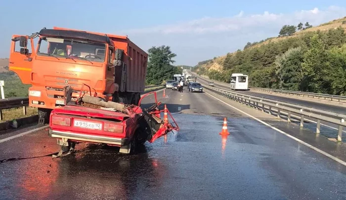 An accident with a truck turned the VAZ into a cabriolet near Sevastopol - Sevastopol, Crash, Road accident, Video