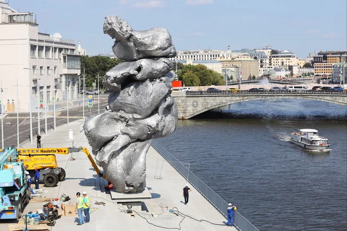 Muscovites are discussing the sculpture Big Clay No. 4 - Moscow, Sculpture, Humor, Dmitry Nagiyev, Video