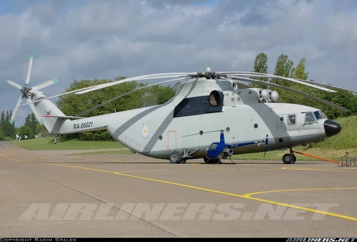 The biggest and smallest - Helicopter, Mi-26, Comparison, David and Goliath, Elephant and pug, The photo, Interesting, Longpost, Robinson R22