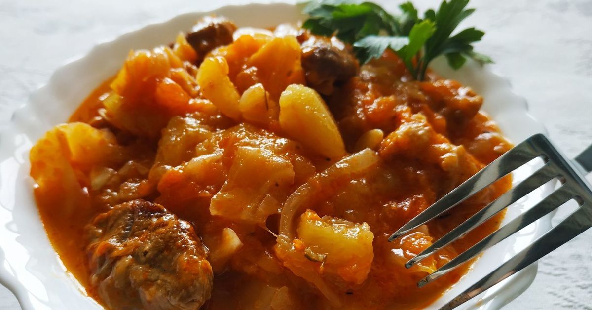 Рагу с мясом. Мясное рагу с овощами. Рагу из свинины с овощами. Рагу со свининой и овощами. Капо с мясным рагу.