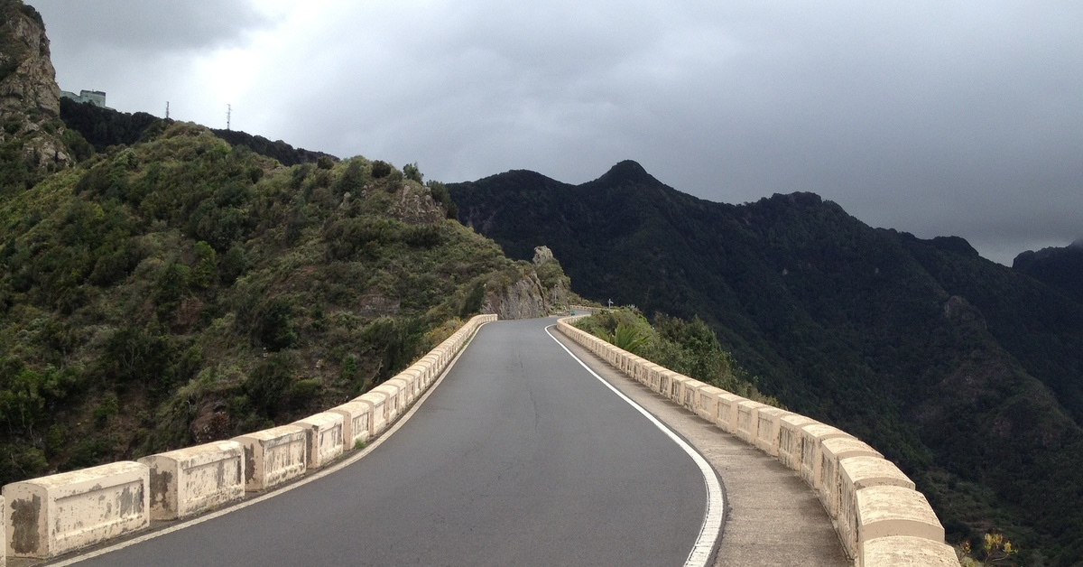 Кривая дорога. Tenerife Испания дорога. Tenerife Spain дорога в лесу. Тенерифе серпантин дорога. Тенерифе трасса в горах.