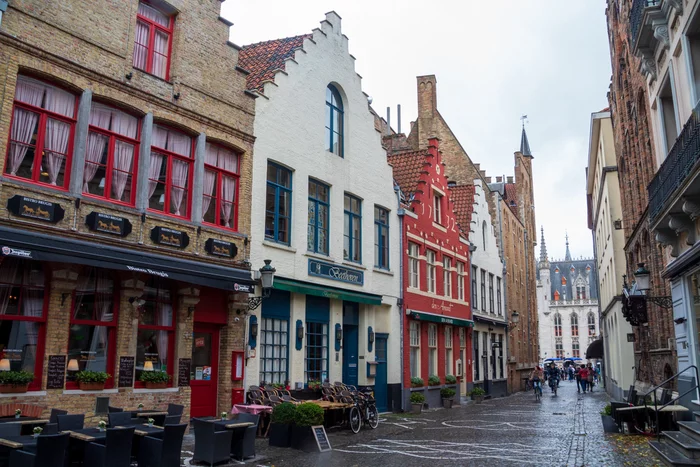 Streets and houses of Bruges, details - My, Belgium, Tourism, Architecture, Town, The photo, People, Building, Old buildings, , Channel, Paving stones, Signboard, Middle Ages, Flanders, Travels, Europe, Longpost