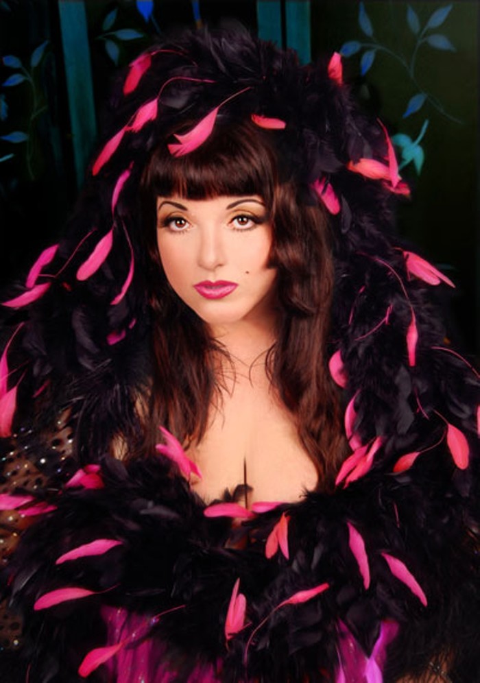 cage the elephant биография. 1629953351117592339. cage the elephant биография фото. cage the elephant биография-1629953351117592339. картинка cage the elephant биография. картинка 1629953351117592339. Хотя эта команда родом из Кентукки (а точнее из местечка Боулинг Грин) свой первый успех она познала не в Америке, а в Англии. Проект стартовал в 2006-м году, причем основали его ребята, до сего момента не имевшие отношения к профессиональной музыке. Водопроводчик, бармен, торговец скобяными изделиями, телемаркетолог, продавец из зоомагазина и просто ученик – вот каковы были их роды занятий, до того как Мэтт Шульц, Брэд Шульц, Дэниел Тиченор, Джаред Чампион и Линкольн Пэриш объединились под маркой "Cage The Elephant". Впрочем, парни уже успели какое-то время поиграть в школьных группах, поэтому хоть и небольшой, но опыт в этом деле у них имелся. Выступив на фестивале "South By Southwest", новоиспеченная рок-единица удостоилась контракта от "Relentless Records" и вскоре дебютировала с синглом "Free Love". cage the elephant биография. 1629953351117592339. cage the elephant биография фото. cage the elephant биография-1629953351117592339. картинка cage the elephant биография. картинка 1629953351117592339. Хотя эта команда родом из Кентукки (а точнее из местечка Боулинг Грин) свой первый успех она познала не в Америке, а в Англии. Проект стартовал в 2006-м году, причем основали его ребята, до сего момента не имевшие отношения к профессиональной музыке. Водопроводчик, бармен, торговец скобяными изделиями, телемаркетолог, продавец из зоомагазина и просто ученик – вот каковы были их роды занятий, до того как Мэтт Шульц, Брэд Шульц, Дэниел Тиченор, Джаред Чампион и Линкольн Пэриш объединились под маркой "Cage The Elephant". Впрочем, парни уже успели какое-то время поиграть в школьных группах, поэтому хоть и небольшой, но опыт в этом деле у них имелся. Выступив на фестивале "South By Southwest", новоиспеченная рок-единица удостоилась контракта от "Relentless Records" и вскоре дебютировала с синглом "Free Love".