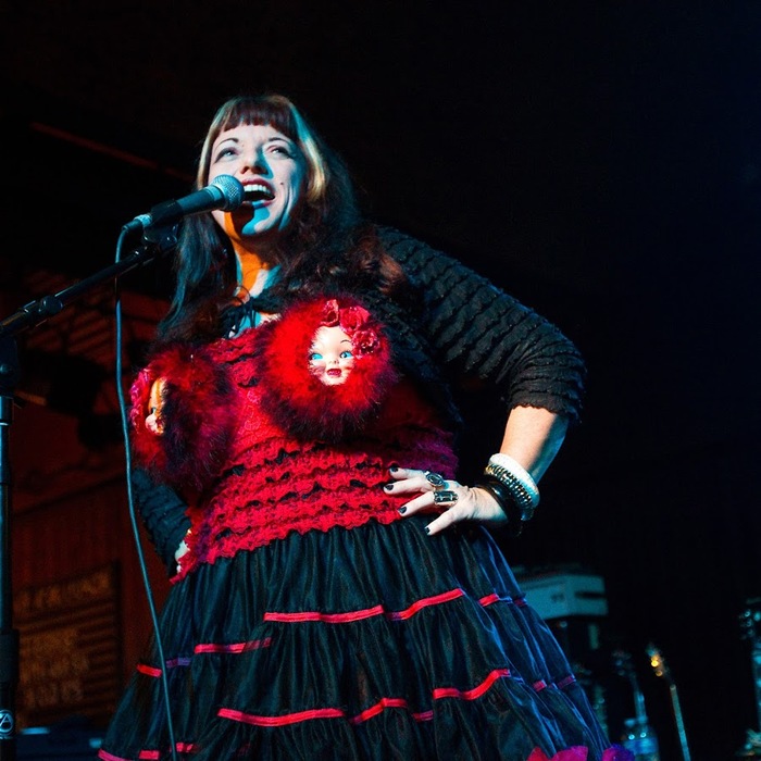 cage the elephant биография. 1629953453160337220. cage the elephant биография фото. cage the elephant биография-1629953453160337220. картинка cage the elephant биография. картинка 1629953453160337220. Хотя эта команда родом из Кентукки (а точнее из местечка Боулинг Грин) свой первый успех она познала не в Америке, а в Англии. Проект стартовал в 2006-м году, причем основали его ребята, до сего момента не имевшие отношения к профессиональной музыке. Водопроводчик, бармен, торговец скобяными изделиями, телемаркетолог, продавец из зоомагазина и просто ученик – вот каковы были их роды занятий, до того как Мэтт Шульц, Брэд Шульц, Дэниел Тиченор, Джаред Чампион и Линкольн Пэриш объединились под маркой "Cage The Elephant". Впрочем, парни уже успели какое-то время поиграть в школьных группах, поэтому хоть и небольшой, но опыт в этом деле у них имелся. Выступив на фестивале "South By Southwest", новоиспеченная рок-единица удостоилась контракта от "Relentless Records" и вскоре дебютировала с синглом "Free Love". cage the elephant биография. 1629953453160337220. cage the elephant биография фото. cage the elephant биография-1629953453160337220. картинка cage the elephant биография. картинка 1629953453160337220. Хотя эта команда родом из Кентукки (а точнее из местечка Боулинг Грин) свой первый успех она познала не в Америке, а в Англии. Проект стартовал в 2006-м году, причем основали его ребята, до сего момента не имевшие отношения к профессиональной музыке. Водопроводчик, бармен, торговец скобяными изделиями, телемаркетолог, продавец из зоомагазина и просто ученик – вот каковы были их роды занятий, до того как Мэтт Шульц, Брэд Шульц, Дэниел Тиченор, Джаред Чампион и Линкольн Пэриш объединились под маркой "Cage The Elephant". Впрочем, парни уже успели какое-то время поиграть в школьных группах, поэтому хоть и небольшой, но опыт в этом деле у них имелся. Выступив на фестивале "South By Southwest", новоиспеченная рок-единица удостоилась контракта от "Relentless Records" и вскоре дебютировала с синглом "Free Love".