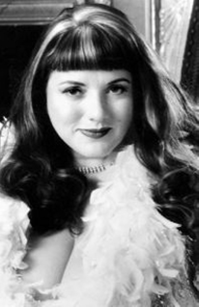 cage the elephant биография. 162995375015019699. cage the elephant биография фото. cage the elephant биография-162995375015019699. картинка cage the elephant биография. картинка 162995375015019699. Хотя эта команда родом из Кентукки (а точнее из местечка Боулинг Грин) свой первый успех она познала не в Америке, а в Англии. Проект стартовал в 2006-м году, причем основали его ребята, до сего момента не имевшие отношения к профессиональной музыке. Водопроводчик, бармен, торговец скобяными изделиями, телемаркетолог, продавец из зоомагазина и просто ученик – вот каковы были их роды занятий, до того как Мэтт Шульц, Брэд Шульц, Дэниел Тиченор, Джаред Чампион и Линкольн Пэриш объединились под маркой "Cage The Elephant". Впрочем, парни уже успели какое-то время поиграть в школьных группах, поэтому хоть и небольшой, но опыт в этом деле у них имелся. Выступив на фестивале "South By Southwest", новоиспеченная рок-единица удостоилась контракта от "Relentless Records" и вскоре дебютировала с синглом "Free Love". cage the elephant биография. 162995375015019699. cage the elephant биография фото. cage the elephant биография-162995375015019699. картинка cage the elephant биография. картинка 162995375015019699. Хотя эта команда родом из Кентукки (а точнее из местечка Боулинг Грин) свой первый успех она познала не в Америке, а в Англии. Проект стартовал в 2006-м году, причем основали его ребята, до сего момента не имевшие отношения к профессиональной музыке. Водопроводчик, бармен, торговец скобяными изделиями, телемаркетолог, продавец из зоомагазина и просто ученик – вот каковы были их роды занятий, до того как Мэтт Шульц, Брэд Шульц, Дэниел Тиченор, Джаред Чампион и Линкольн Пэриш объединились под маркой "Cage The Elephant". Впрочем, парни уже успели какое-то время поиграть в школьных группах, поэтому хоть и небольшой, но опыт в этом деле у них имелся. Выступив на фестивале "South By Southwest", новоиспеченная рок-единица удостоилась контракта от "Relentless Records" и вскоре дебютировала с синглом "Free Love".