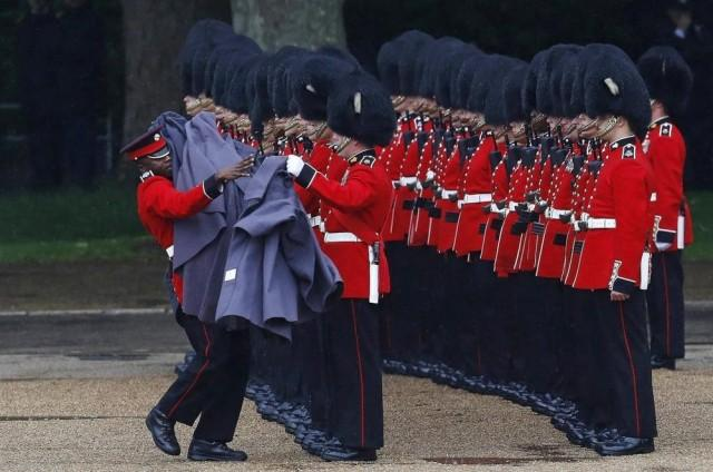 Queen Elizabeth II's bodyguard raped new Coldstream Guard recruits - Great Britain, Queen, Security, Military establishment, Royal Guard, Politics, Изнасилование