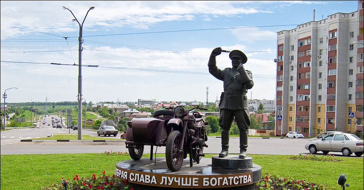 Самому честному. Памятник Гречихину в Белгороде. Памятник Гречихину Белгород гаишнику. Памятник Павлу Гречихину Белгород. Честный гаишник Белгород памятник.