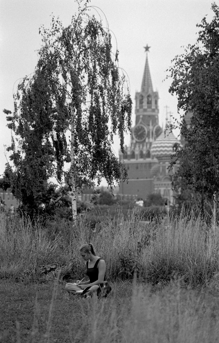 Москва. Кремль. Путину... - Москва, Кремль, Березы, Девушки, Фотография