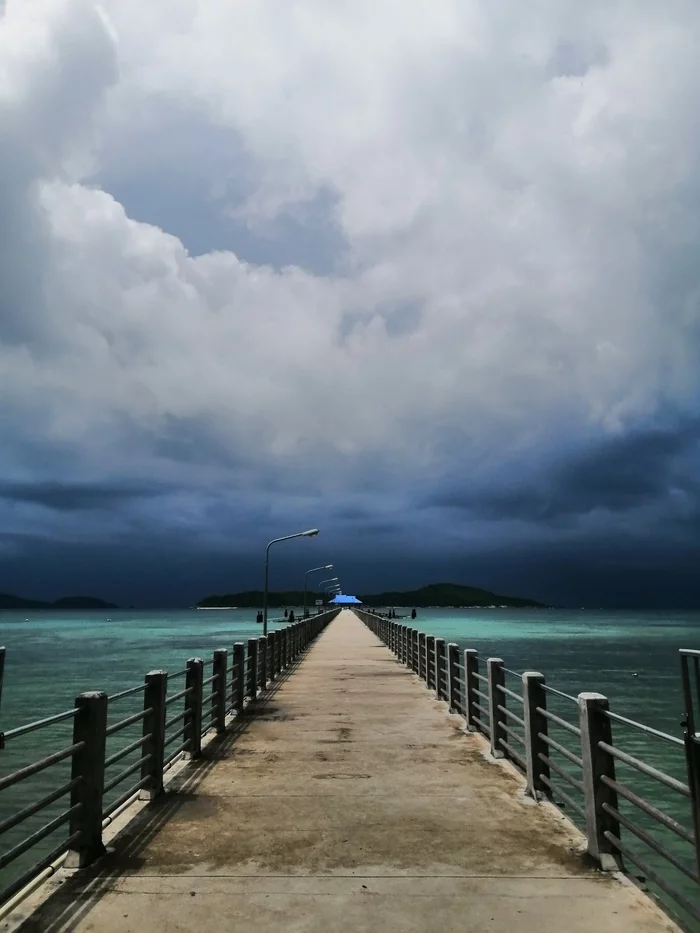 Gloomy charm of the rainy season - My, Thailand, Phuket, Rain season, Mainly cloudy, Pier, Mobile photography, Sea, Vertical video, Video, Longpost