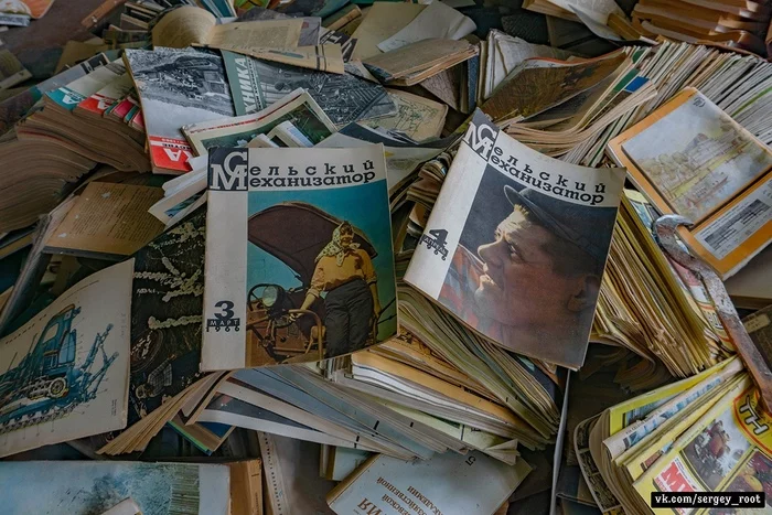 There is a desire, as with abandoned kittens, to collect all these books and magazines and take them to a good new library for preservation :) - Books, the USSR, Made in USSR, Library, Abandoned, Longpost, Abandoned, Laboratory, Kursk region