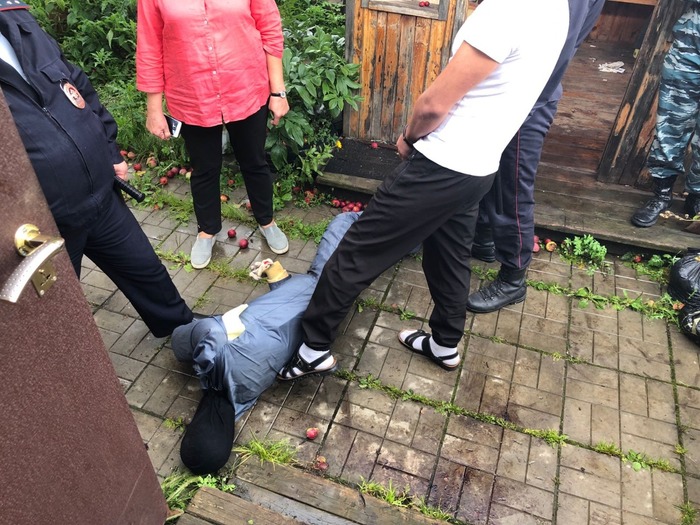 1630485461129371027 дед с телефоном в автобусе