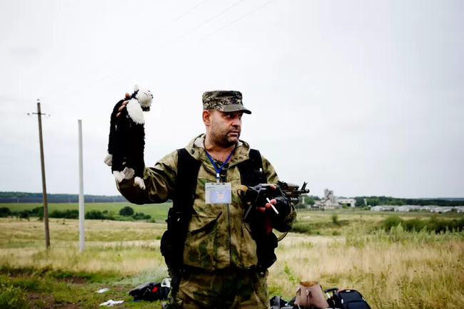 Трагическая история , стоящая за известной фотографией - Boeing MH17, Политика, Негатив, Донбасс, Длиннопост, Малазийский боинг