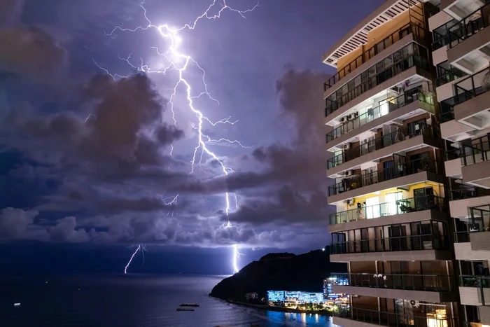 Thunderstorm in Sanya, China, August 2020 - My, Lightning, Thunderstorm, Sea, China