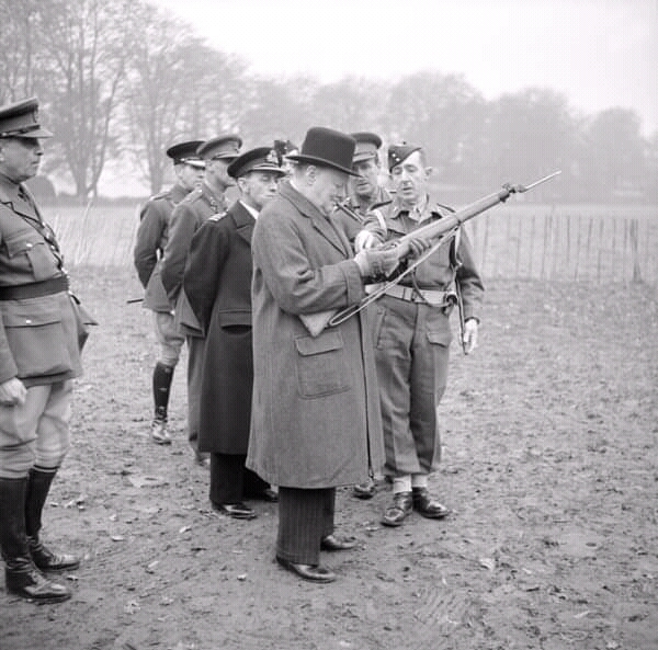 On tin cans pli! - Great Britain, Winston Churchill, The Second World War, Black and white photo, Lee-enfield
