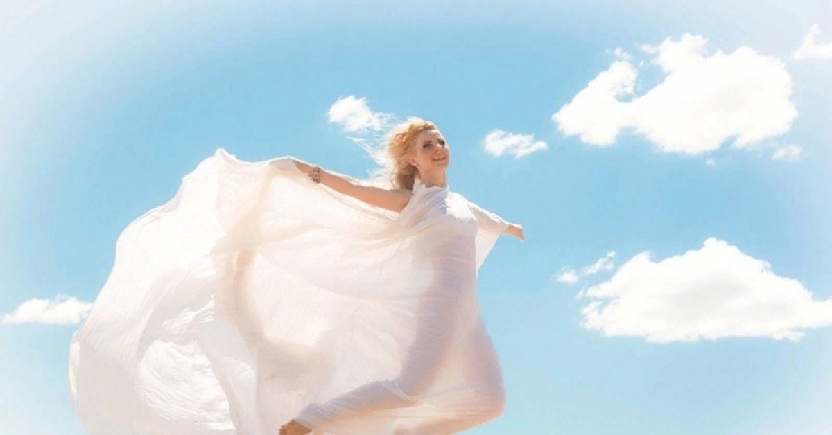 Кружится где в воздухе. Девушка летает в облаках. Девушка парит в небе. Облака и блондинка. Человек летает в облаках.