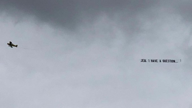 In the United States, a banner with a marriage proposal was mistaken for insulting Jews - USA, Marriage proposal, Anti-semitism, Jews, Error