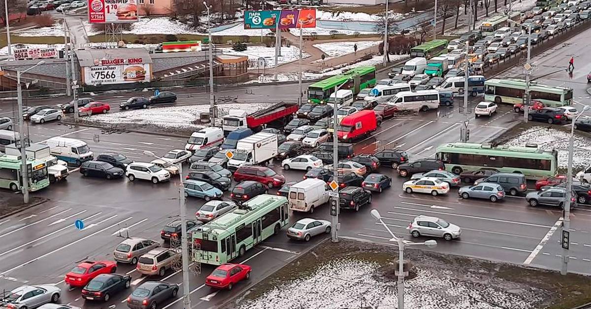 Интенсивное движение. Пробка на перекрестке. Затор на перекрестке. Огромные пробки на перекрестке. Пробка на светофоре.