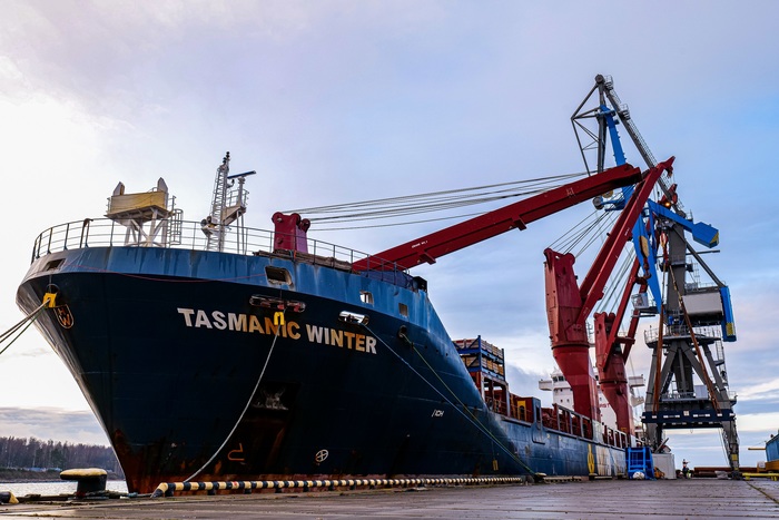 В Мурманском морском торговом порту появился новый, самый мощный отечественный портальный кран Мурманск, Портовый кран, Машиностроение, Российское производство, Длиннопост