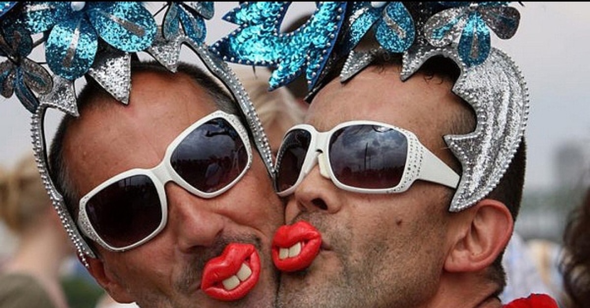 выпускницы в платьях с парнями. лгбт солидарность. фрики европы. вечеринка трансвеститов. гомосеки в российской армии.