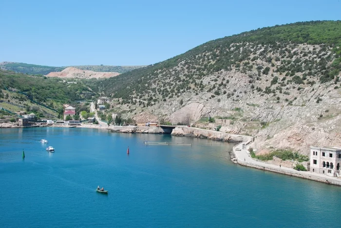 View of Balaklava from the mountain near the Cembalo fortress - My, Balaclava, Sea, The rocks, Longpost, The photo