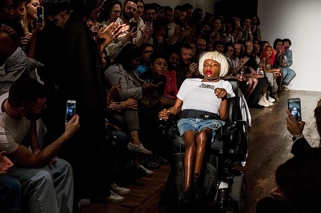 Fashion Week: transgender supermodel with cerebral palsy - Supermodel, Fashion Week, Transgender, Moschino