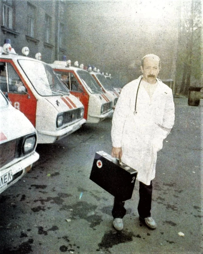 Anesthesiologist-resuscitator of the first ambulance substation Alexander Rosenbaum. Leningrad, 1975-1980 - Alexander Rosenbaum, Doctors, Anesthesia, Ambulance, Retro, Old photo, The photo